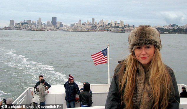 ‘¡Por favor, no digas que está muerta!’ Novio abusivo se queja ante la policía después de ser arrestado por asesinar a su pareja después de mantenerla prisionera durante 10 días y alimentarla a la fuerza con paletas de vodka.