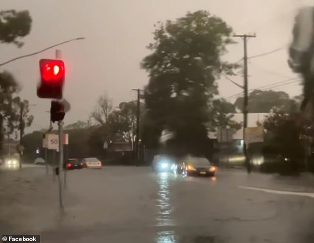 Los viajeros quedaron atrapados en un atasco durante horas mientras las peligrosas inundaciones repentinas azotaban Sydney