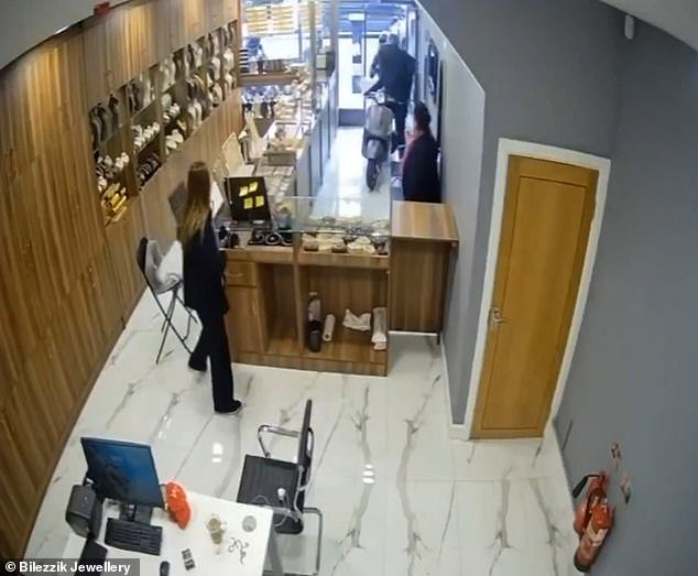 Un nuevo y horripilante vídeo muestra a ladrones con machetes destrozando joyeros en un ciclomotor antes de lanzarse a robar, desafiando a los transeúntes a enfrentarlos.