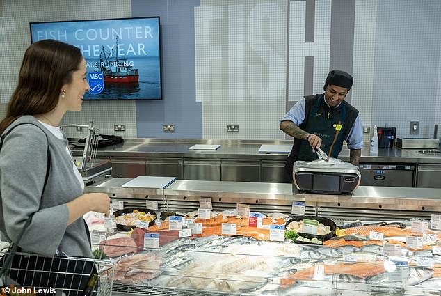Waitrose ha prohibido a los compradores comprar caballa por temor a la sobrepesca, mientras pide a los supermercados rivales que sigan su ejemplo.
