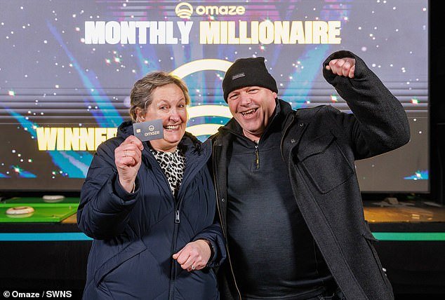 El ex asistente de enseñanza ganó £ 1 millón en el sorteo de Omage e inmediatamente le prestó a su pareja £ 20 para el pub, pero insiste en que no se unirá a ella en su retiro por el momento.