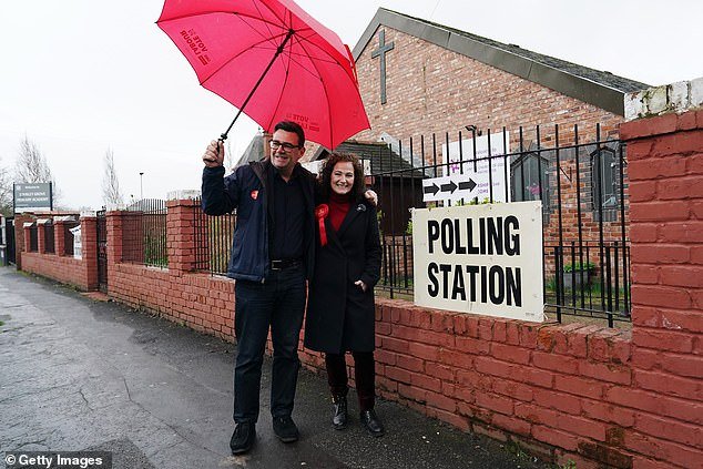 Más de una docena de ministros, incluido Wes Streeting, se reunieron para tocar puertas bajo la lluvia torrencial.