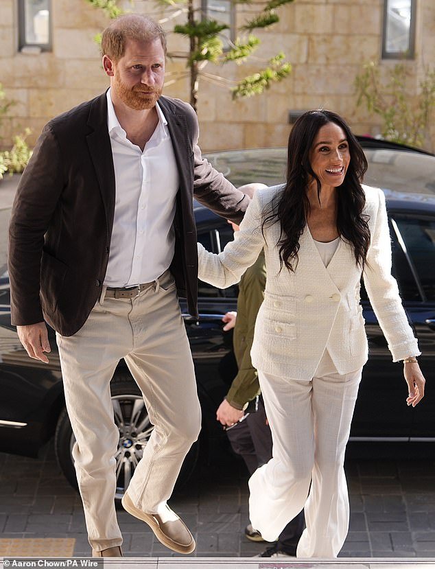 John Moir: Meghan y Harry pueden regocijarse por los problemas de la Casa de Windsor… pero lo hacen bajo su propio riesgo