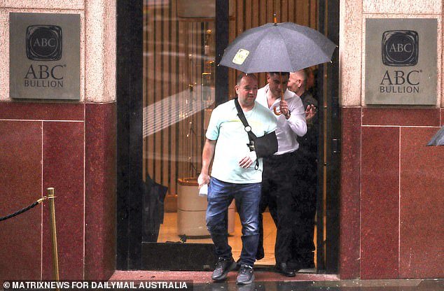 El héroe de la masacre de Bondi, Ahmed al-Ahmad, sonríe durante todo el camino hasta el banco mientras gasta sus millones en oro y recibe una bienvenida de estrella de rock en el centro financiero de Sydney.