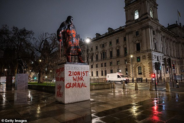 Activistas pro palestinos destrozan la estatua de Winston Churchill con lemas de «criminal de guerra sionista»