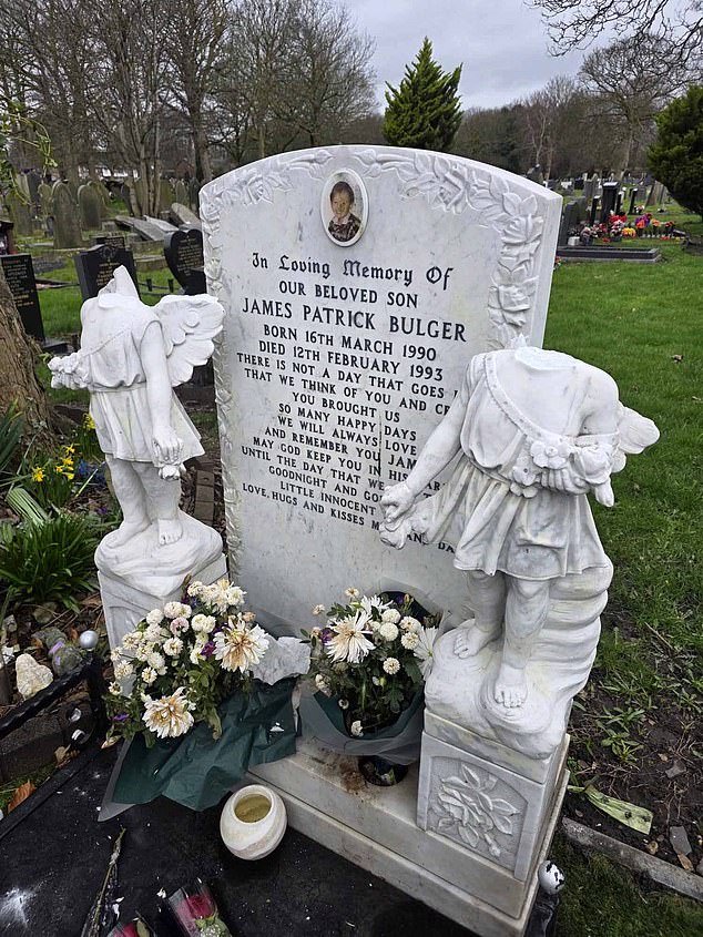 La tumba de James Bulger es profanada por vándalos mientras su desconsolada madre hace un llamamiento urgente para que la encuentren.