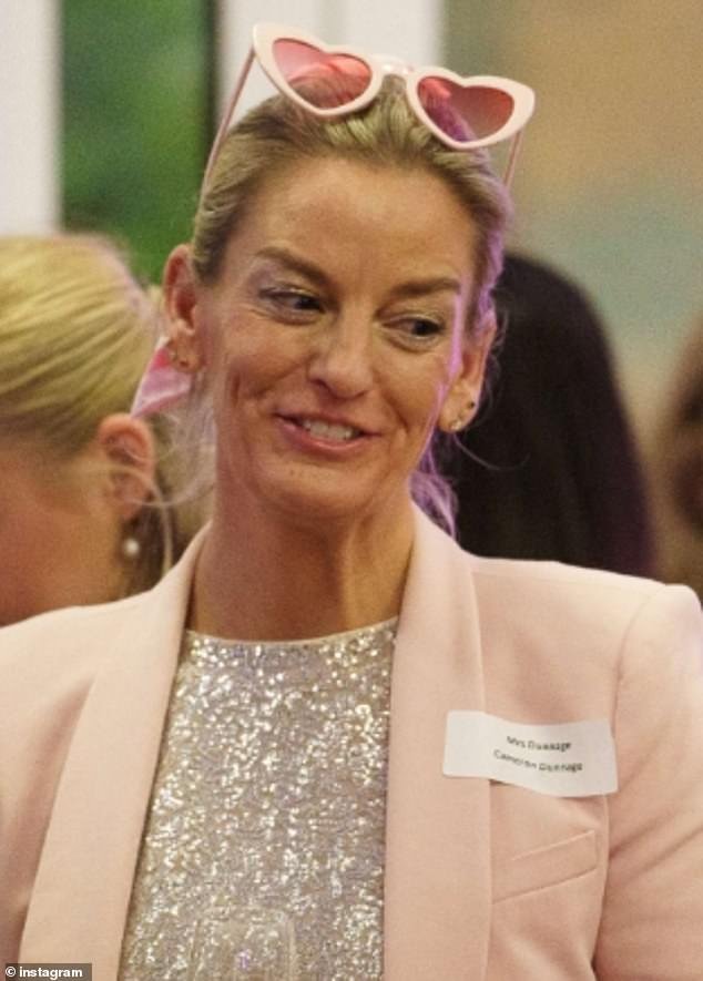 Maestra de internado, 52 años, agredió sexualmente a un niño después de beber juntos en un evento escolar con temática de Barbie