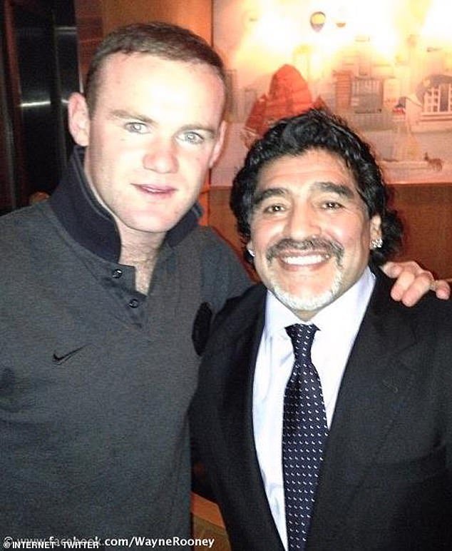 Wayne Rooney revela el extraño regalo que recibió de Diego Maradona después de un encuentro sorpresa en el local de futbolistas de la Premier League en Manchester