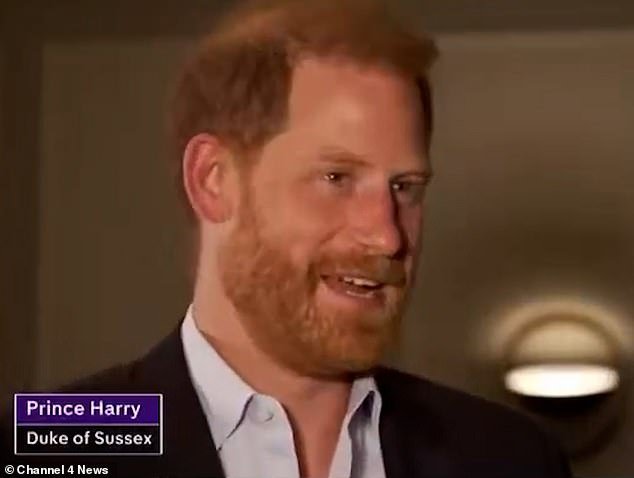 El príncipe Harry se ríe de las «cosas de las noticias» en una entrevista sobre la ayuda a Gaza mientras un periodista dice que «el duque no quiere hablar de su familia ni de Andrew»