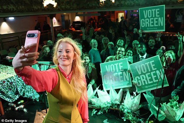 La entusiasta ecologista y burlona del Brexit del Partido Verde, Hannah Spencer, criticó a los ricos en su discurso de victoria… pero es propietaria de dos casas valoradas en un millón de libras esterlinas y le encantan las vacaciones trotamundos.