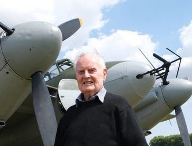 ‘¿Qué pasa si tu motor falla? Mueres como oficial y como caballero’: uno de los últimos pilotos supervivientes del Bomber Command revela por primera vez su heroico servicio en la Segunda Guerra Mundial en el 104