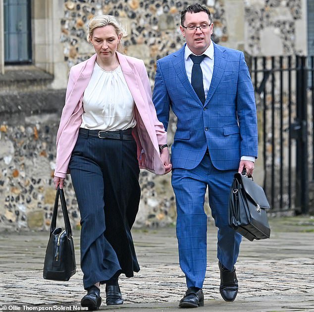 El marido inició un ‘tsunami’ de abuso doméstico después de pedirle a la madre que se mudara de su casa, lo que llevó a la esposa al ‘suicidio’, según escucha el tribunal