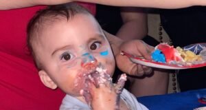 Un niño de 1 año tuvo un final horrible después de quedar sin seguridad en un camión que abrió la puerta al girar