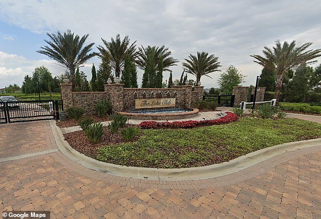 Una mujer y dos niños fueron encontrados muertos en una mansión de un millón de dólares en una comunidad cerrada de Florida.