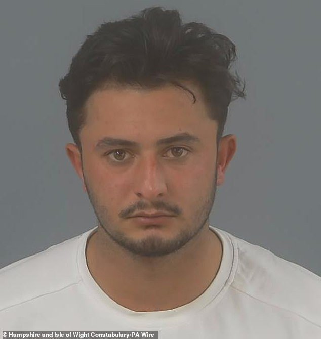 Migrante afgano que violó a una mujer borracha «vulnerable» condenado a 10 años de prisión por grabar en su teléfono sus súplicas para detenerlo