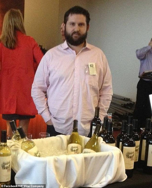 El rico propietario de un viñedo del Valle de Napa arruina su vida al usar uvas de imitación para hacer sus elegantes botellas