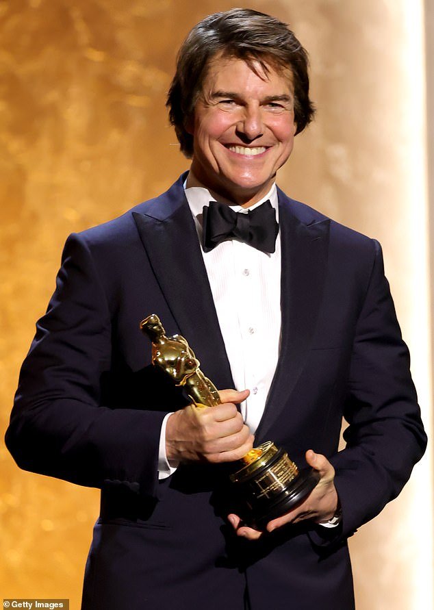 ¡Tom Cruise salvó a Hollywood! Después de ayudar a revivir películas durante Covid, la estrella de Misión Imposible salva a Tinseltown nuevamente al superar la oferta de Netflix por Warner Bros.