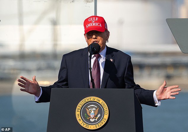 Los extravagantes elogios de Trump a un congresista casado que «tuvo una aventura con una asistente» antes de prenderse fuego ha provocado indignación.