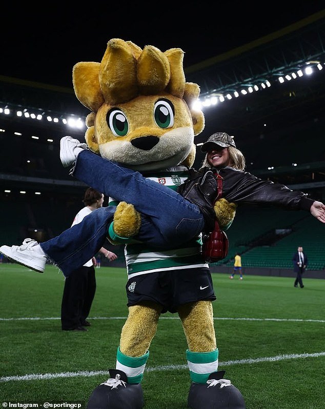 ¡Dobla como un Sweeney! La estrella de Hollywood mostró sus habilidades futbolísticas durante una aparición sorpresa en un partido de fútbol portugués