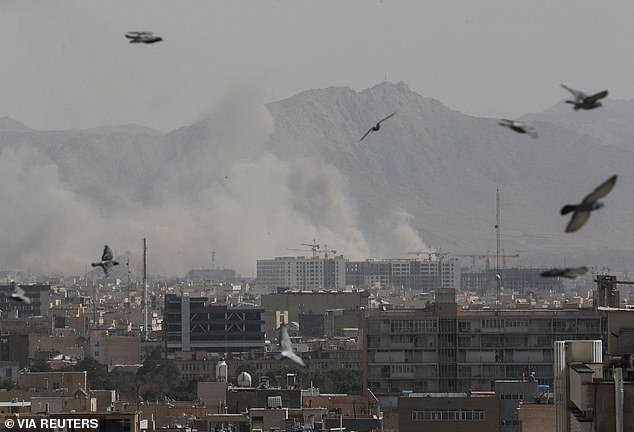 Trump planea ‘intensificar’ los ataques contra Irán en una operación masiva mientras el régimen islámico ataca bases estadounidenses e Israel