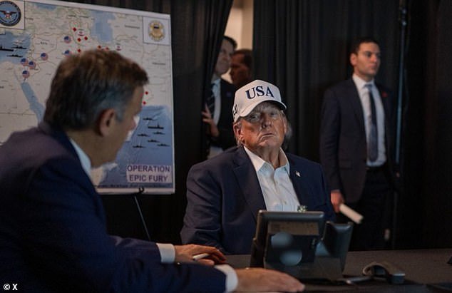 Se han publicado las primeras imágenes desde el interior de la sala de situación de Trump en Mar-a-Lago.