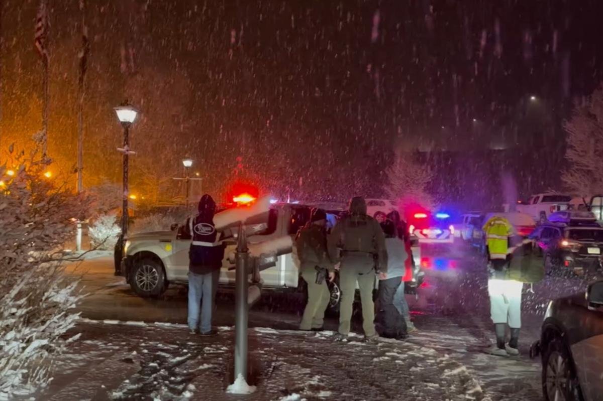 Más de dos docenas de automóviles están involucrados en un choque en cadena en una carretera nevada de Colorado
