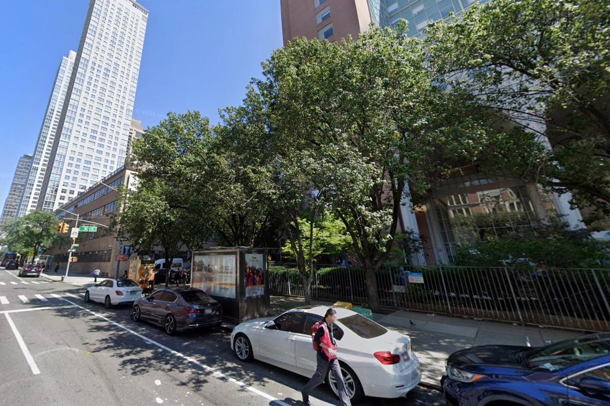 Hombre de 28 años apuñalado sin provocación afuera del edificio de la Facultad de Justicia Criminal John Jay: Policía