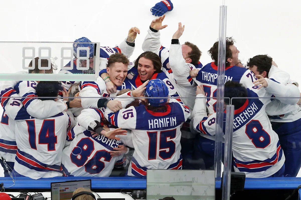 Juegos Olímpicos de Invierno 2026: el disco ganador del juego ‘perdido’ de Jack Hughes rebotó justo donde debería haber estado