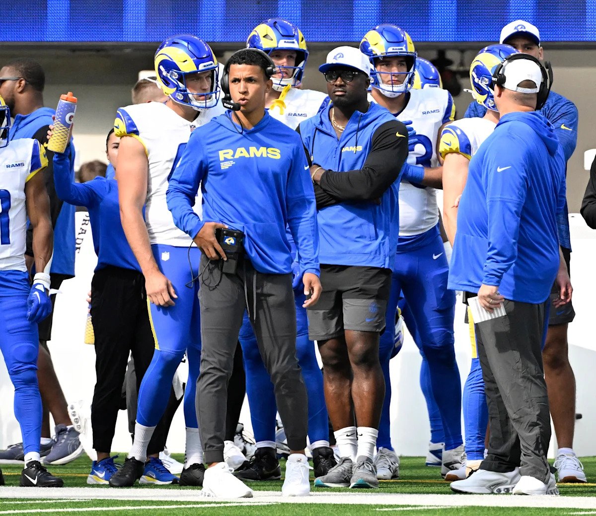Los Rams han ascendido al coordinador del juego de pases Nathan Scheilhaus a OC