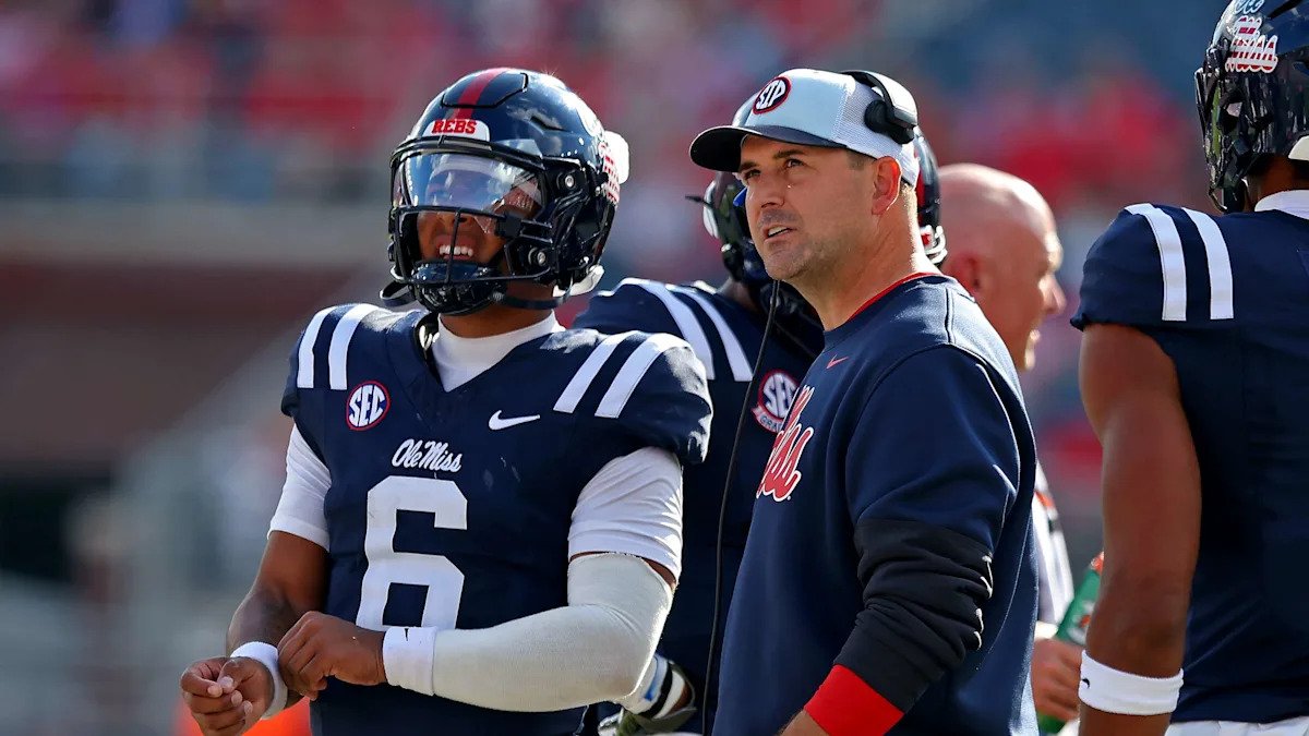 El entrenador de Ole Miss QB, Joe Judge, dice que los comentarios sobre las parejas embarazadas de los jugadores están «fuera de contexto»