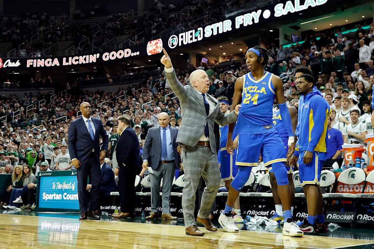 El entrenador de UCLA, Mick Cronin, expulsó a su propio jugador por una falta técnica en la paliza contra Michigan State, número 15 del ranking.