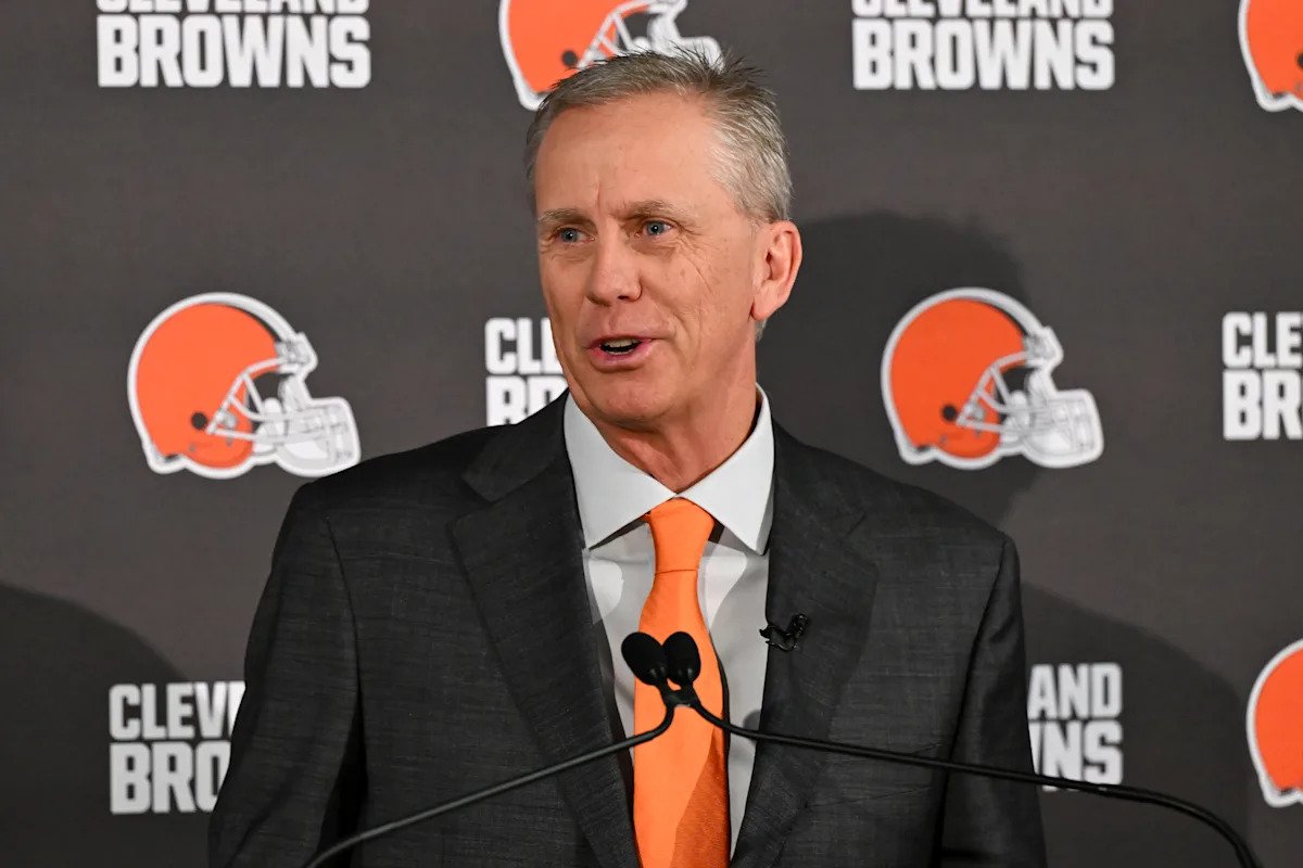 El entrenador de los Browns, Todd Monken, no dice nada sobre el futuro de Jim Schwartz, Shedure Sanders no está comprometida como QB1