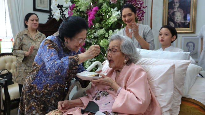 El presidente Prabowo concedió la Estrella Terrible a Iang Marie, esposa del general Hogeng