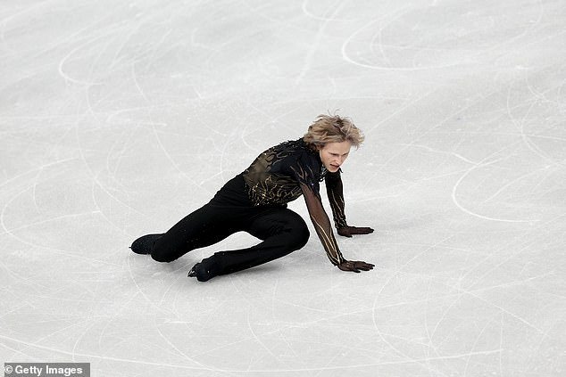 La estrella del patinaje estadounidense Ilya Malinin, el ‘dios cuádruple’, lucha contra las lágrimas después de la caída y se pierde la medalla en la pesadilla del otoño de los Juegos Olímpicos de Invierno