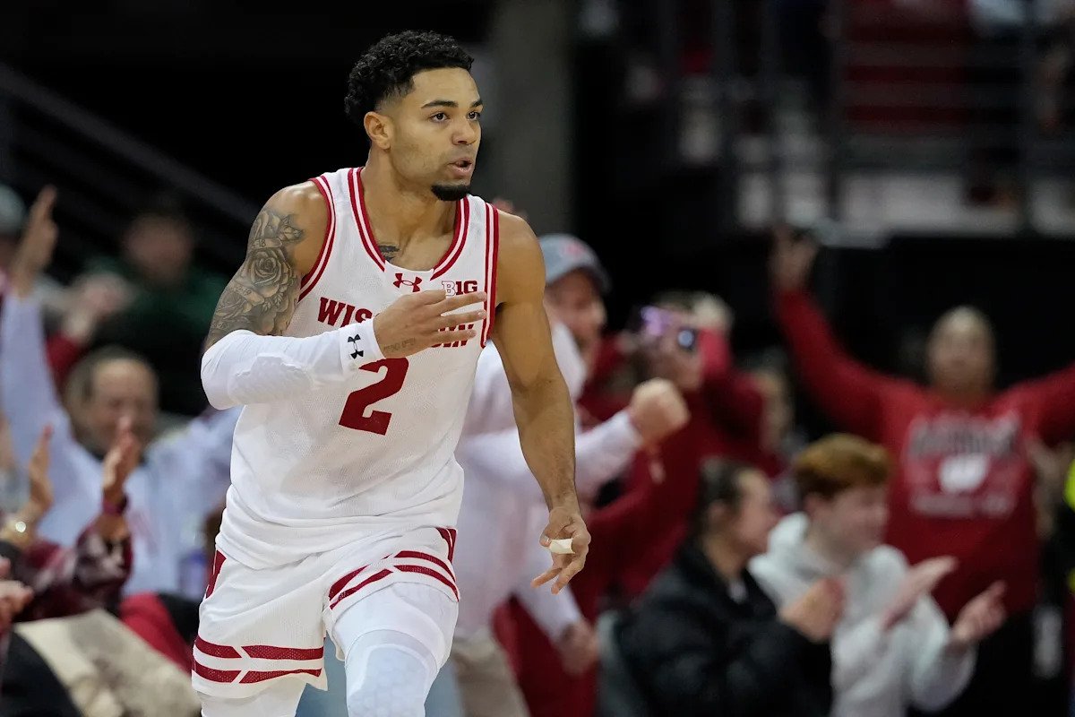 Wisconsin anotó 15 triples, no. 10 Michigan State consigue su tercera victoria entre los 10 primeros de la temporada con la paliza