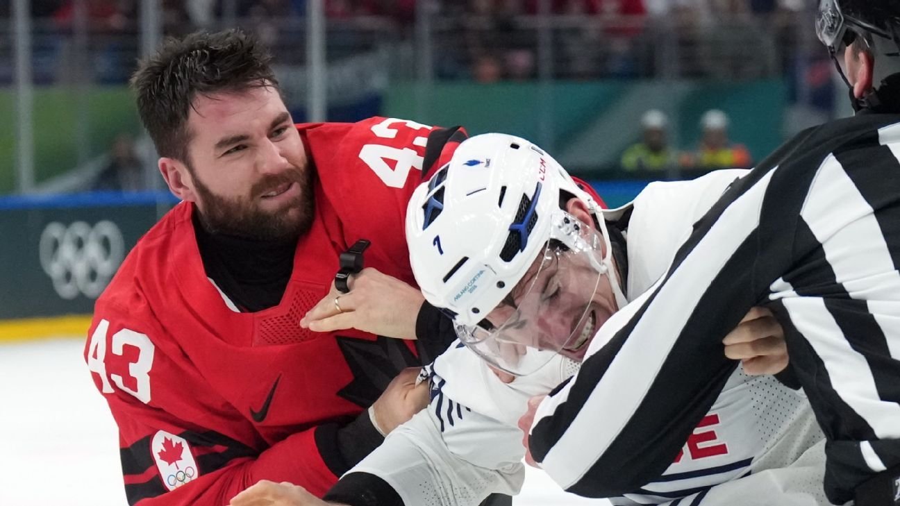 El canadiense Tom Wilson se deshace de los guantes en una rara pelea de hockey olímpico