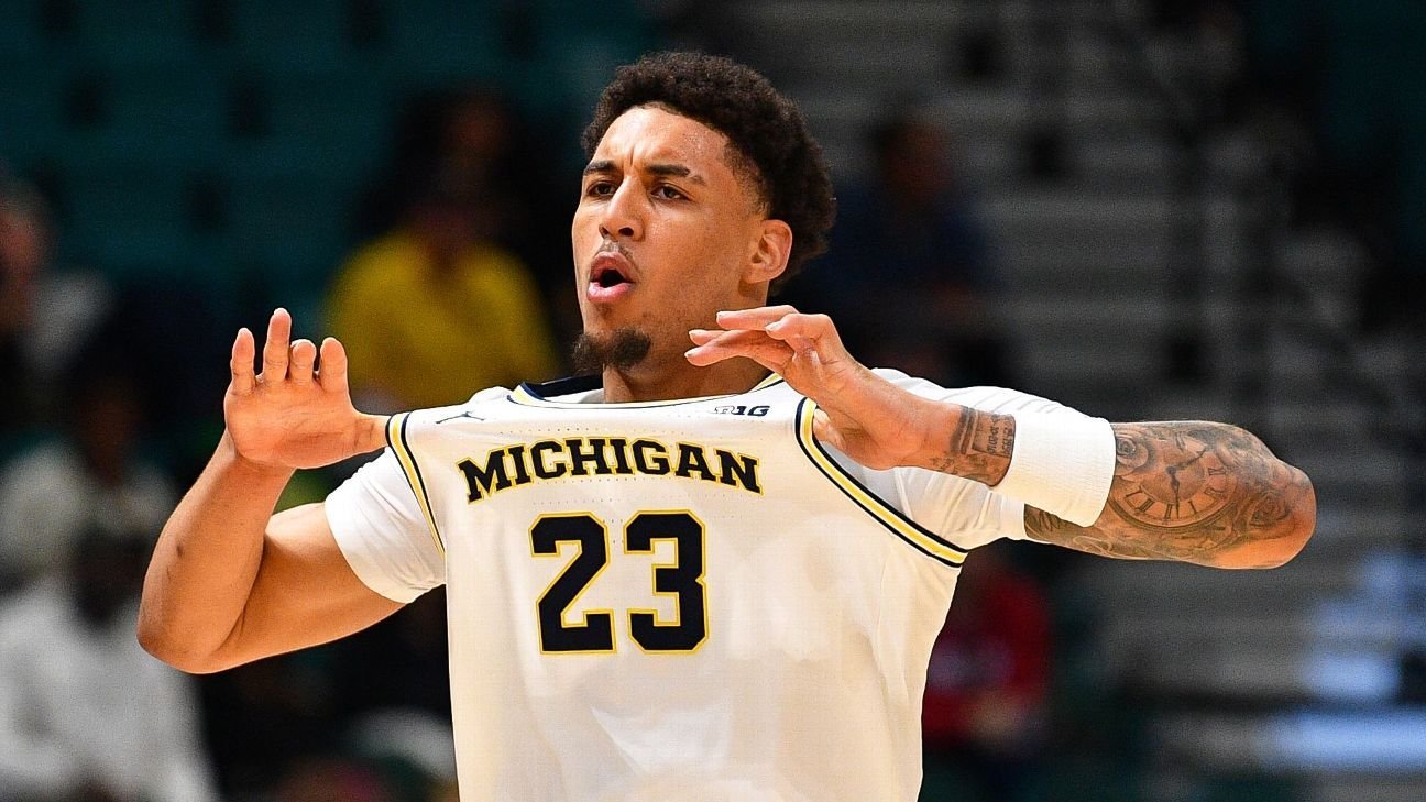 En la encuesta de baloncesto masculino, Michigan clasificó a Arizona como la posición número uno.