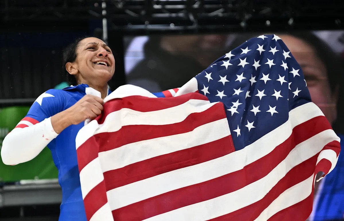La estadounidense Elana Meyers Taylor gana el oro en monobob de manera dramática, y su compañera de equipo Kylie Humphreys se lleva el bronce.