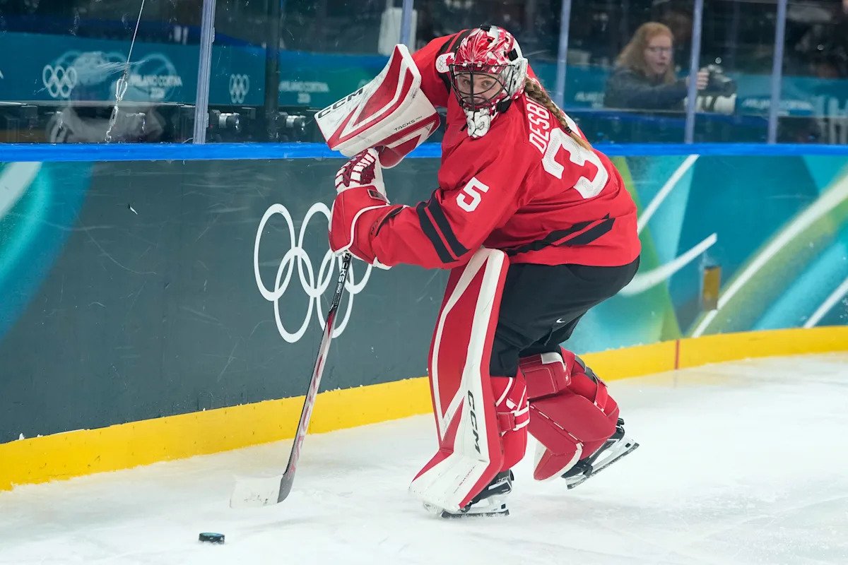 Los Juegos Olímpicos de Invierno están cambiando los tableros de hockey sobre hielo a colores más claros después de las preocupaciones de los jugadores