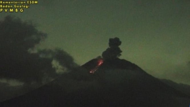 El monte Semeru volvió a entrar en erupción esta noche, lanzando una columna de ceniza a 800 metros de la cima.