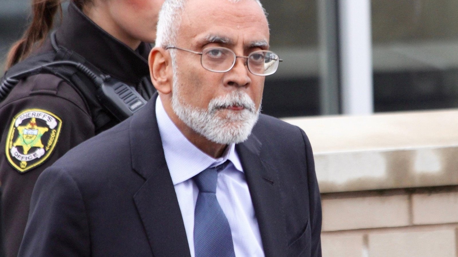 Hombre absuelto después de 43 años de prisión por asesinato se le negó la libertad bajo fianza durante la lucha por la extradición