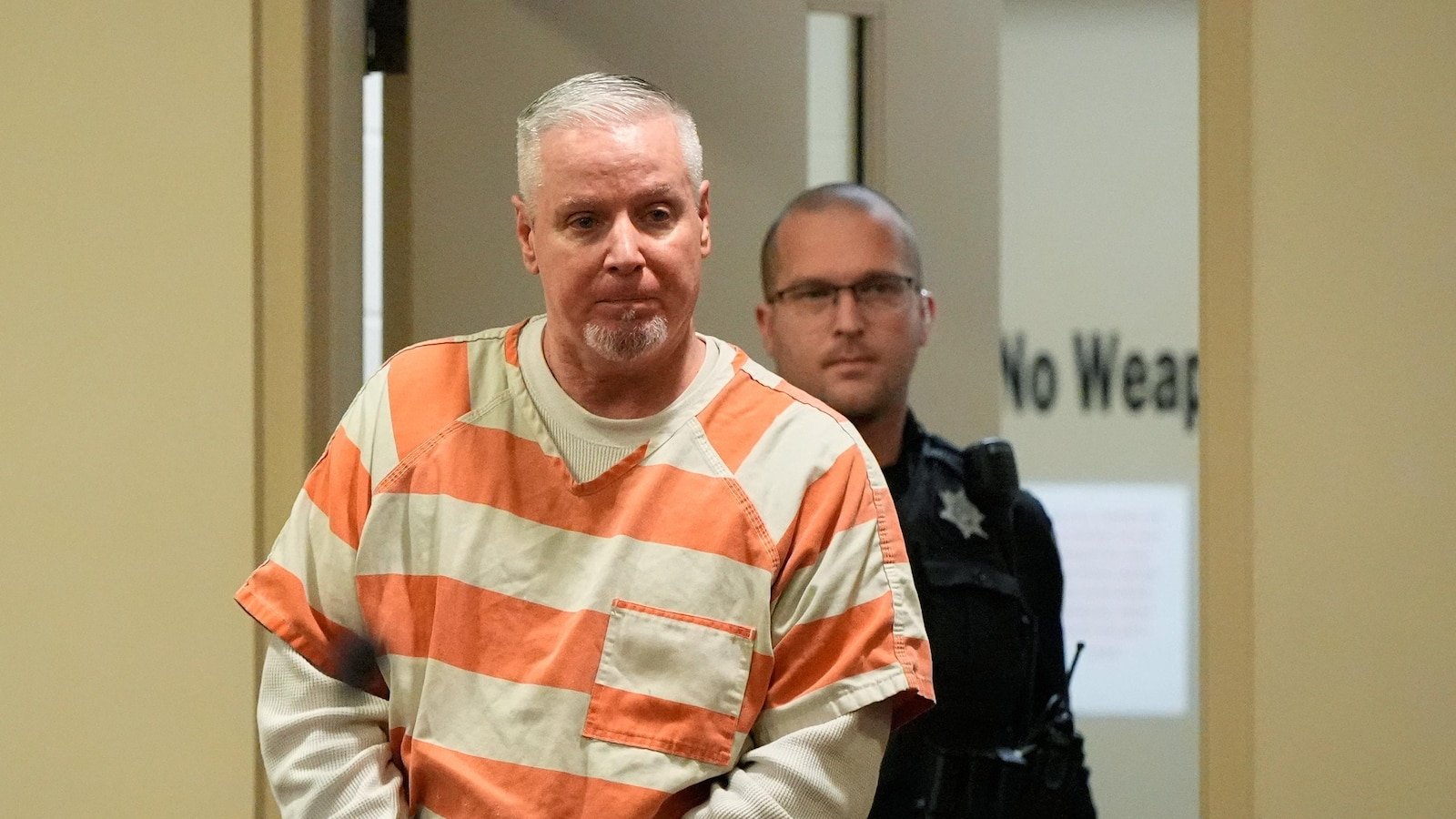 El padre del sospechoso del tiroteo en una escuela secundaria de Georgia hace declaraciones iniciales en el juicio