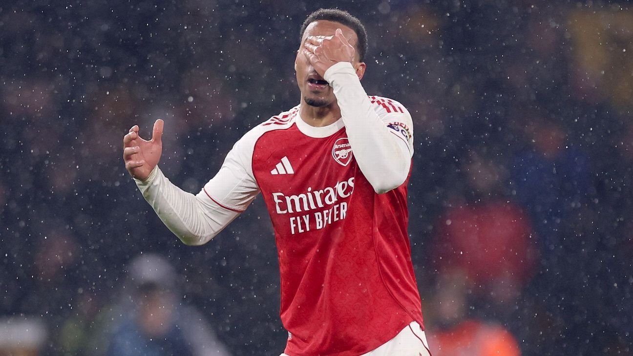 El Arsenal dejó que el Manchester City volviera a la carrera por el título de la Premier League