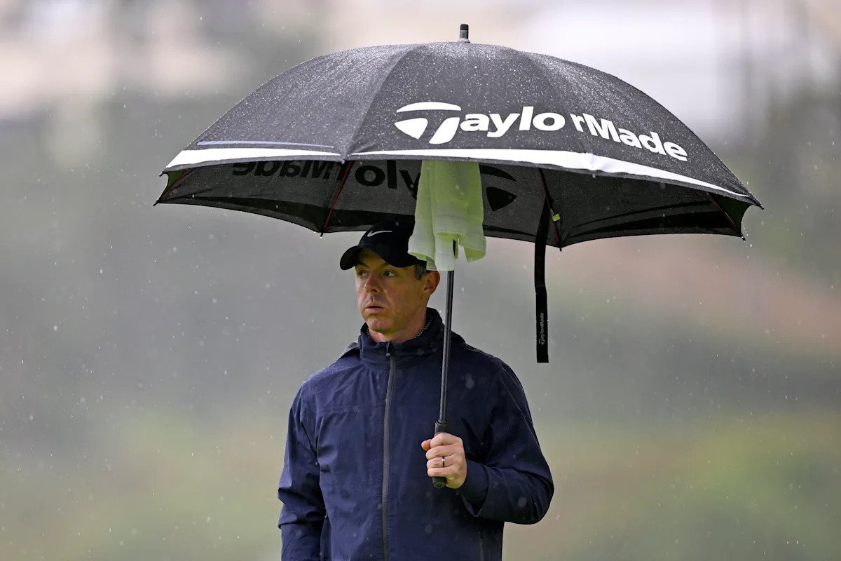 Rory McIlroy sobrevivió a la lluvia y al viento brutal en Riviera para ascender en la clasificación del Genesis Invitational.