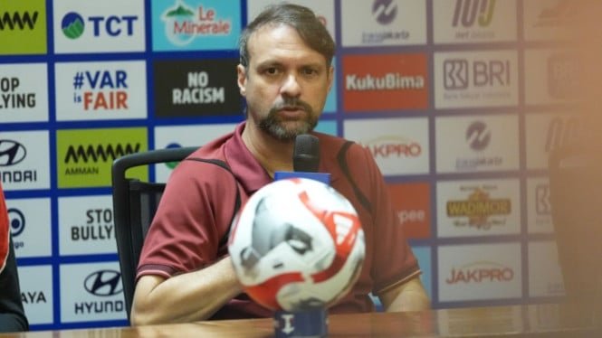 El técnico de Persija se enfureció cuando se le preguntó por la falta de minutos de juego de 7 nuevos jugadores, entre ellos Shane Pattinama y Mauro Zijlstra.