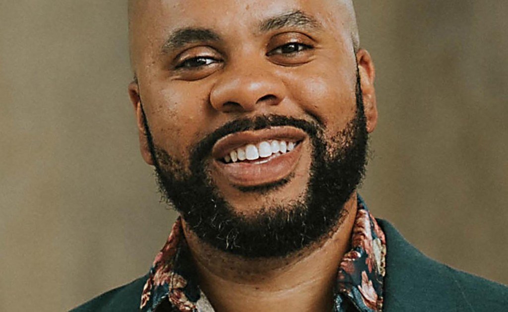 Necesita dormir y su criada ha adoptado un niño.