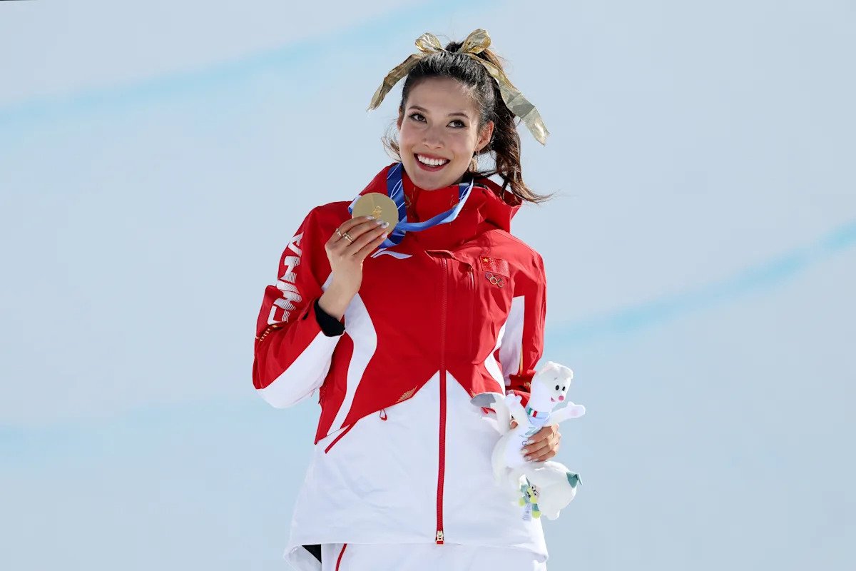 Juegos Olímpicos de Invierno 2026: Eileen Gu honra la pérdida de su abuela con el segundo oro consecutivo en halfpipe de freeski femenino