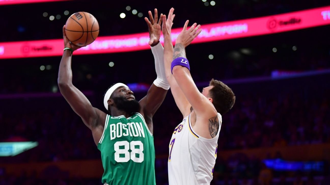 Niemias Kweta hace mates sobre Luka Doncic en el Celtics-Lakers