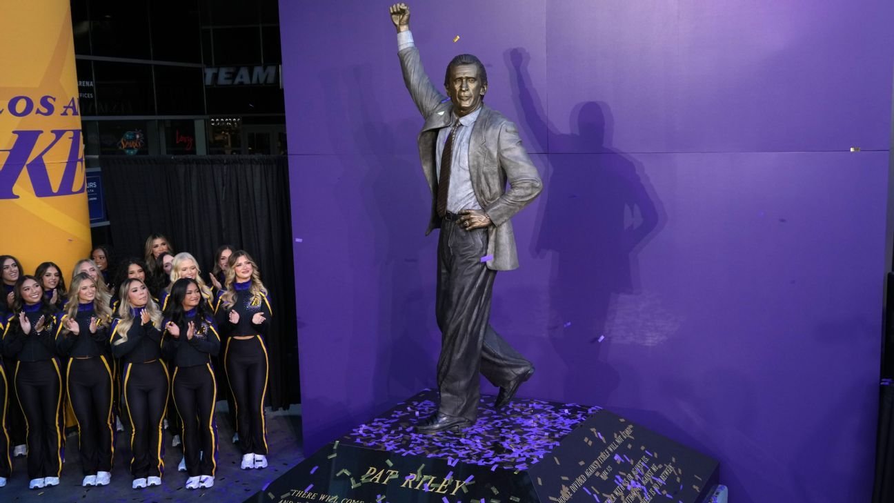 Se inauguró una estatua del legendario ex entrenador de los Lakers, Pat Riley