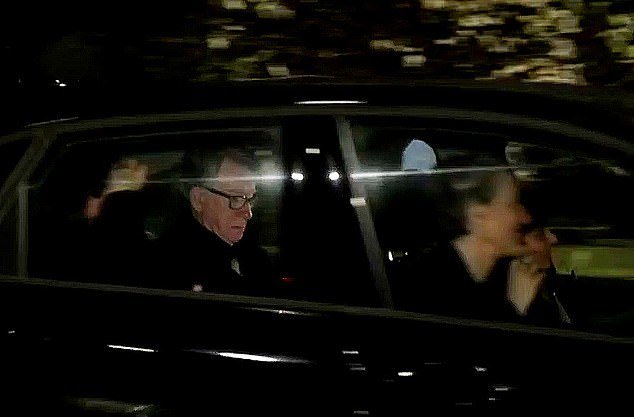 La presidenta de la Cámara de los Comunes, Lindsay Hoyle, reveló que Mandelson le había dicho a la policía que podría huir del Reino Unido… El líder laborista desestimó la afirmación como «ficticia», pero «pasaporte confiscado»